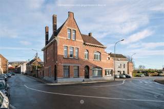 AMOUGIES – Bent u op zoek naar een dubbele woning met enorm renovatie- en investeringspotentieel?Misschien is dit pand dan wel iets voor u! De...