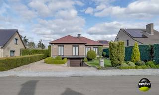 RUSTIG GELEGEN, GELIJKVLOERSE WONING VLAKBIJ CENTRUM OPGLABBEEK<br /><br />Deze goed onderhouden woning is gelegen langs de rustige Hoekstraat op wandelafstand van het centrum van Opglabbeek. Een uiterst rustige locatie met een goede bereikbaarheid met scholen, winkels, restaurants en de omliggende gemeentes Genk, As en Maaseik.<br /><br />De woning werd gebouwd in 1978 maar werd doorheen de jaren nog gerenoveerd. Zo werden de vloeren deels vernieuwd en een nieuwe keuken en badkamer geïnstalleerd. Dankzij het perfecte onderhoud is deze woning absoluut instapklaar te noemen.<br /><br />Het huis beschikt over een ruime living van meer dan 40 m² waar het dankzij de grote raampartijen zeer lichtrijk is. Aanpalend is er een moderne keuken voorzien van alle moderne comfort. Voorts zijn er nog 3 slaapkamers, een inkomhal, nachtgang, gastentoilet, een wasruimte en een recent gerenoveerde badkamer.<br /><br />Aangezien de woning volledig onderkelderd is, is er aan opbergruimte geen gebrek. Hier beschikt u over een ruime, inpandige garage met plaats voor 2 wagens en tal van kelderbergingen. Extra opbergruimte is voorhanden op de zolderverdieping.<br /><br />De woning is gelegen op een perceel van 6,52 are voorzien van volwassen planten en struiken. Vanop uw terras kan u bijgevolg in alle privacy genieten van de rustige omgeving.<br /><br />Enkele TROEVEN van deze woning opgelijst:<br /><br />+ Toplocatie in rustige straat nabij centrum<br />+ Goed onderhouden en instapklaar<br />+ Gerenoveerde keuken, badkamer en vloeren<br />+ Dak + spouw geïsoleerd<br />+ Volledig onderkelderd<br />+ Overal automatische rolluiken voorzien<br />+ Grote raampartijen / veel lichtinval<br />+ Geen renovatieverplichting<br /><br />Kortom, een goed onderhouden, gelijkvloerse woning op een zeer rustige locatie aan het centrum van Opglabbeek. Meer info? Contacteer Maarten Delbroek via maarten@vestio.com of bel nar 0471/034804.<br /> 