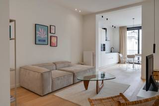 <span>Ontdek dit leuke appartement van 72 m², gelegen in een authentiek gebouw dat karakter en charme uitstraalt. <br /></span><span><br />Een lichte en uitnodigende woonkamer met overal stijlvolle parketvloeren, die een warme sfeer creëren. De keuken is voorzien van alle inbouwtoestellen en voldoet aan het hedendaagse comfort.<br />De ruime slaapkamer heeft aansluitend een badkamer met inloopdouche.<br /></span><span><br />Op het terras, toegankelijk vanuit de leefruimte, kan u heerlijk genieten van de zon door haar perfecte oriëntatie.<br /></span><span><br />Verder zijn er zeer lage algemene kosten.</span><br /><br /><span>Gelegen in een levendige buurt van Antwerpen, bent u omringd door winkels, restaurants en culturele hotspots. Dit is de ideale plek voor zowel starters als investeerders!</span><br /><br /><span>Voor meer informatie of een bezoek, contacteer Ellen op 0474/84.54.29 of ellen@reds.be</span>