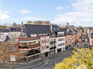 <strong>KIJKDAG ZATERDAG 11 APRIL - OP AFSPRAAK: stephanie@immodelestre.be. Wonen of investeren in één van de meest gegeerde en gezellige buurten van Aalst, vlakbij het Stadspark? </strong>Dit lichtrijke appartement biedt u de ideale combinatie van rust en een centrale ligging. Gelegen op wandelafstand van horeca, openbaar vervoer, scholen en supermarkten, geniet u hier van alle comfort binnen handbereik.<br />Het appartement bevindt zich op <strong>de tweede verdieping van een rustige, kleinschalige residentie mét lift.</strong> De indeling is als volgt: inkomhal, lichtrijke leefruimte die erg ruim aanvoelt, met open zicht en veel natuurlijke lichtinval, voorzien van een balkon, vernieuwde badkamer, één slaapkamer en een ruim, zonnig terras aan de achterzijde waar het heerlijk vertoeven is.<br /><strong>Extra troef is de privatieve kelder. </strong>Parkeren kan makkelijk in de omliggende straten (al dan niet met bewonerskaart). Ideaal als eigen woonst of als investering! <strong>Elektrische keuring conform tot 2044. EPC LABEL: B. </strong>Voor meer info of een bezoek: stephanie@immodelestre.be of 0474 33 27 85.