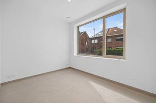 <p><span>U parkeert op de ruime autostaanplaats van deze nieuwbouwwoning (verkoop onder btw-stelsel, 21% btw van toepassing) en hebt vervolgens de keuze tussen de voordeur en een praktische zij-ingang via de wasplaats (aanpalende berging). Ondertussen is uw oog gevallen op de lange betonnen gevelsteen (gelijmd), het witte sierpleisterwerk en de kabel voor uw toekomstige laadpaal. Alles aan deze BEN-woning is royaal bemeten: van de ruime hal en nachthal tot het bureel (met UTP-aansluiting), de kamers en de toiletten, inclusief de L-vormige living met hoog plafond die aansluit op de open keuken met eiland. In de keuken wordt gewerkt met kwaliteitsapparaten en het contrast tussen hout en witte oppervlakken. De circa 7m brede raampartij kijkt uit op een 8m breed terras en een diepe, omheinde tuin (grasveld). Degelijkheid van materialen staat voorop: donkerbeige alu-ramen, trappen bekleed met zwart composiet, grote grijze tegels, algemene vloerverwarming, warmtepomp, 12 zonnepanelen en volledig afgewerkte geprofileerde binnendeuren met 3 stevige scharnieren. De badkamer op de eerste verdieping omvat een acrylbad, een groot dubbel lavabomeubel en een inloopdouche. De kamers met grote ramen zijn voorzien van laminaat. Onder dak staan nog eens 2 flink uit de kluiten gewassen kamers ter beschikking, die beschikken over een eigen badkamer, incl. inloopdouche (glazen wand), hangtoilet en dubbel meubel. U woont hier in een rustige straat, op wandelafstand van het dorpscentrum.</span></p><p><span> </span></p>