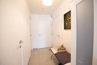 Dit modern en recent appartement ligt op een rustige locatie in het centrum van Deerlijk.<br />Indeling van het appartement: inkomhal met gastentoilet, woonkamer met open keuken (uitgerust met alle toestellen), twee slaapkamers en badkamer.<br /><br />Het appartement beschikt over een ruim en overdekt terras.<br />Ondergrondse autostaanplaats inclusief de huurprijs.<br /><br />Beschikbaarheid: 15/10/2026.<br />Syndickosten (forfait): €75/maand. <br /><br />Voor meer info of een bezoek: lisa@immoroba.be