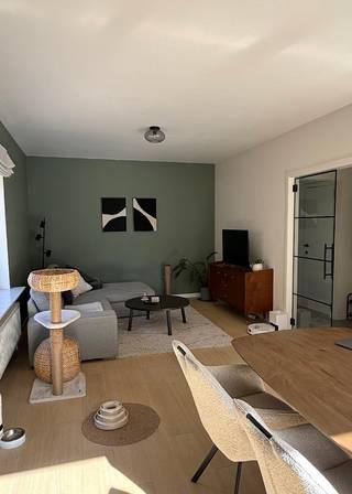 <p>Recent gerenoveerd appartement met 2 slaapkamers + garage in Herent</p><p>Dit recent gerenoveerde appartement van ca. 90 m² combineert een praktische woonoppervlakte met hedendaags wooncomfort. De ligging in Herent centrum zorgt voor een nabijheid van verschillende winkels en scholen, alsook voor een goede bereikbaarheid van de E314, de fietssnelweg en het treinstation Herent.</p><p>Het appartement beschikt over 2 ruime slaapkamers, 1 badkamer, een apart toilet, een kleine wasruimte en een recent vernieuwd terras (foto's nog tijdens werken aan terras). Bij het appartement hoort ook een garage, een mooie troef voor wie op zoek is naar extra bergruimte en parkeergelegenheid.</p><p>Dankzij de renovatie in 2023 geniet je van een vernieuwd en modern interieur. Bovendien werd het dak in 2025 volledig vervangen en geïsoleerd, waardoor deze nu asbestvrij is en voor een nog gunstiger EPC-label zorgt.</p><p>Troeven op een rij:<br />- ca. 90 m² woonoppervlakte<br />- 2 ruime slaapkamers<br />- vernieuwd terras<br />- garage inbegrepen<br />- recent gerenoveerd<br />- gunstig EPC<br />- centraal gelegen in Herent</p><p>Kortom, een interessante opportuniteit voor wie op zoek is naar een instapklaar appartement, zowel voor eigen bewoning als mogelijke investering.</p><p>Interesse? Neem contact op voor meer informatie of een bezoek ter plaatse.</p>