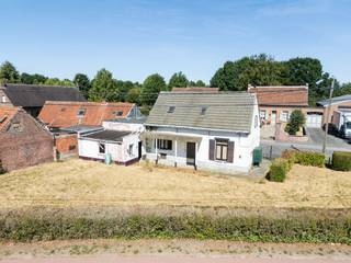 <p>Veelzijdige bouwgrond in residentiële buurt van Hamme te koop, centraal gelegen en met potentieel voor nieuwbouwwoningen of totaalrenovatie.</p>
<p>Deze woning/bouwgrond in de Sint-Annastraat in Hamme biedt een interessante opportuniteit voor wie op zoek is naar een project met verschillende mogelijkheden. Dankzij de centrale maar rustige ligging geniet u van een vlotte bereikbaarheid naar winkels, scholen en belangrijke invalswegen, terwijl u toch woont in een aangename residentiële omgeving. De eigendom biedt de mogelijkheid tot het bouwen van twee nieuwbouwwoningen, wat dit pand bijzonder interessant maakt voor investeerders of projectontwikkelaars. Daarnaast kan de bestaande woning ook volledig gerenoveerd worden tot een ruime gezinswoning op maat. Een veelzijdig project met tal van toekomstmogelijkheden in een gegeerde buurt van Hamme.</p>
<p>Belangrijkste ruimtes:</p>
<p>• Bestaande woning met renovatiemogelijkheden</p>
<p>• Perceel met potentieel voor ontwikkeling van 2 nieuwbouwwoningen</p>
<p>• Buitenruimte met diverse invullingsmogelijkheden</p>
<p>Troeven:</p>
<p>• Centraal gelegen in Hamme, maar toch rustig residentieel</p>
<p>• Geschikt als renovatieproject of projectgrond</p>
<p>Neem vandaag nog contact op met je ERA-makelaar voor meer informatie of een bezoek. JOUW DROOMHUIS. ZO GEVONDEN!</p>