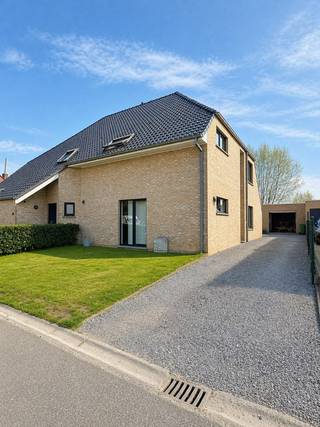 Wie op zoek is naar een verzorgde woning op een rustige en toch centrale ligging is hier aan het juiste adres! Deze charmante halfopen bebouwing nabij het centrum van Sleidinge biedt je alles om comfortabel te woning op een fantastische locatie!<br /><br />De woning is gelegen in een doodlopende straat en geniet van een open zicht op de velden (landbouwgebied). Het perceel heeft een oppervlakte van 346 m² en heeft een zeer goede oriëntatie (zuidwest). Deze woning is steeds zeer goed onderhouden en beschikt over een zeer gunstig EPC-label (label B)! De constructie van deze woning is solide en kwaliteitsvol waardoor zeker kan zijn van jouw aankoop.<br /><br />De woning is praktisch ingedeeld. Je betreedt de woning via de inkomhal en gastentoilet. De ruime en lichtrijke leefruimte met aansluitende woonkeuken vormen het hart van deze woning en bieden je een uniek zicht op de tuin en de achterliggende velden. Heel praktisch is de berging/technische ruimte naast de keuken. <br /><br />De woning beschikt over drie slaapkamers en een badkamer op de eerste verdieping. Onder het dak bevindt zich nog een zolderruimte.<br /><br />De woning beschikt over een praktische en gemakkelijk te onderhouden tuin met ruime aparte garage!<br /><br />TROEVEN:<br />- Doodlopende straat<br />- Zicht op de velden<br />- Solide constructie<br />- Ruime woning<br />- Volwaardige slaapkamers<br /><br />Info en bezoek mogelijk na afspraak via www.danimmo.be, info@danimmo.be of 0485 604 991.