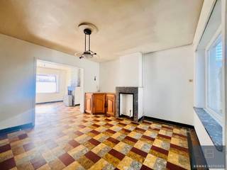 <p>In een aangename en rustige woonwijk in Sint-Kruis, op een steenworp van Brugge, bevindt zich deze ruime woning met maar liefst 4 slaapkamers. Een ideale opportuniteit voor wie op zoek is naar een thuis met ruimte én de kans om er volledig zijn eigen stempel op te drukken.</p>
<p>De woning biedt een solide basis en werd al gedeeltelijk vernieuwd: een groot deel van de ramen werd reeds vervangen, wat zorgt voor een betere energieprestatie en extra comfort. Verder is er nog renovatiewerk nodig, wat deze eigendom bijzonder interessant maakt voor handige harry’s of wie graag een woning naar eigen smaak moderniseert.</p>
<p>Achteraan geniet je van een gezellig koertje/terras, een fijne buitenruimte waar je in alle rust kan ontspannen.</p>
<p>Troeven op een rij:</p>
<ul>
<li>Rustige en gegeerde ligging in Sint-Kruis</li>
<li>Op korte afstand van Brugge en alle voorzieningen</li>
<li>4 volwaardige slaapkamers</li>
<li>Gedeeltelijk vernieuwde ramen</li>
<li>Veel inrichtingspotentieel</li>
</ul>
<p>Een woning met mogelijkheden op een toplocatie voor wie niet terugdeinst voor een renovatieproject en op zoek is naar ruimte en charme in een rustige omgeving.<br /><br />Contacteer Bonne Vastgoed via 050/73.73.73 of via info@bonnevastgoed.be</p>