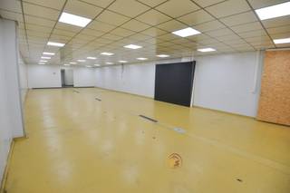OPSLAGPLAATS - Deze zeer goed onderhouden, moderne opslagplaats met overdekte opslagruimte met buitenkoer van: ongeveer 200m² magazijn en een buitenruimte van 105 m². Hoofd magazijn heeft een breedte van 7.40 meter. Inkom met sectionale poort. Inrijhoogte 2,27 cm Open koer/opslagplaats achteraan van +/-105m².