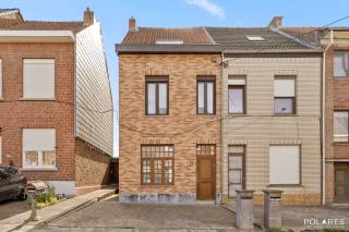 * Eerste bezoekmoment dinsdag 06/10. Reserveer uw tijdslot via www.polares.eu *<br /><br />Deze halfopen gezinswoning is gelegen in een rustige, residentiële woonstraat in Halle en biedt een mooie basis voor wie op zoek is naar een woning die nog volledig naar eigen smaak kan worden ingericht.<br /><br />Op het gelijkvloers beschikt de woning over een woonkamer, een aparte leefruimte en keuken, een gastentoilet, badkamer en veranda. Vanuit de veranda heb je rechtstreeks toegang tot de tuin.<br /><br />Op de eerste verdieping zijn er twee slaapkamers. Daarnaast beschikt de woning over een ruime zolder, die nog heel wat mogelijkheden biedt. Denk bijvoorbeeld aan extra slaapkamers, een bureau of hobbyruimte. De kelder zorgt dan weer voor de nodige extra bergruimte. Parkeren kan op de oprit.<br /><br />Een van de grote troeven is de ruime, zonnige tuin van bijna 4 are. Dankzij de zuidwestelijke oriëntatie geniet je hier op verschillende momenten van de dag van de zon. Een fijne plek om te ontspannen, te tuinieren of gezellig buiten te zitten.<br /><br />Ook de ligging is een groot pluspunt. Je woont hier in een rustige straat, op wandelafstand van het centrum van Halle, winkels en het station. Ook het openbaar vervoer en de belangrijkste invalswegen zijn vlot bereikbaar. Zo combineert deze woning het gemak van een centrale ligging met de rust en het groen.<br /><br />De woning vormt vandaag een sterke basis en dankzij de mooie bewoonbaar oppervlakte (150m²), de ideale locatie en de zonnige tuin biedt het enorm veel mogelijkheden voor wie zijn eigen droomwoning wil creëren.<br /><br />Renovatieplicht van toepassing.<br /><br />Neem contact op via dirk@polares.eu voor meer info!