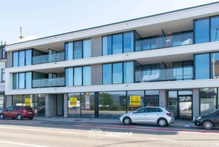 VALIMMAS verkoopt in Residentie KASTANJEHOF dit commercieel gelijkvloers HR C.0.1-1 in een welgelegen en stijlvol nieuwbouwproject met 3 mooie commerciële ruimtes, 14 appartementen, 19 ondergrondse + 4 bovengrondse autostandplaatsen, 16 kelders en een gemeenschappelijke fietsenstalling.
Deze handelsruimte (± 129m²) kan eventueel samengevoegd worden met nog één andere aanpalende handelsruimtes (tot maximaal ± 359m²). Er zijn eveneens nog drie parkeerplaatsen voor het gebouw (kant Kastanjelaan) beschikbaar. Het handelsgelijkvloers wordt casco afgewerkt en opgeleverd.
Commerciële topligging langsheen de N9, op de hoek van de Nerviërsstraat met de Kastanjelaan, in de onmiddellijke nabijheid van winkels, scholen, centrum, horeca, bushalte De Lijn,… en met makkelijke verbindingen naar Brussel, Ring 0, E40, diverse industriezones, …
Contacteer ons gerust vrijblijvend voor meer informatie: info@valimmas.be - 02/452.59.25.