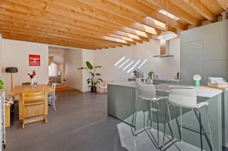 <p>Een huis met een fijne flow</p>
<p>Sommige huizen voelen meteen goed. Deze gerenoveerde woning in de Pater De Dekenstraat is er zo eentje: licht, gezellig, eigentijds en met een tuin die je er gewoon bij krijgt.</p>
<p>Vooraan start het verhaal met een cosy zithoek op plancher. Een warme plek voor een koffietje, een goed boek of gewoon lekker nietsdoen. De parketvloer brengt meteen sfeer en geeft de woning een fijne, huiselijke toets.</p>
<p>Loop je verder door, dan verandert de sfeer. De woning wordt heerlijk open en licht, met een open keuken en leefruimte die rechtstreeks uitgeven op de tuin. <span>De tuin is zuidoostelijk georiënteerd, waardoor je optimaal van de zon kunt genieten. </span>De strakke polybetonvloer zorgt hier voor een moderne twist, terwijl het zicht op het groen voor de nodige zachtheid zorgt.</p>
<p>Koken, tafelen, een aperitiefje of op een zonnige avond gewoon de tuindeuren openzetten? Hier lopen binnen en buiten gezellig in elkaar over.</p>
<p>Op de eerste verdieping bevindt zich een ruime slaapkamer, samen met de badkamer. En daar hoef je niet te kiezen: je beschikt er over zowel een douche als een bad. Ideaal voor een snelle ochtendstart of net een rustig momentje aan het einde van de dag.</p>
<p>Nog een verdieping hoger is er een extra kamer die je helemaal naar eigen wens kunt invullen. Bureau, dressing, hobbyruimte of logeerkamer? Aan jou de keuze.</p>
<p>De woning is gerenoveerd en helemaal klaar voor een nieuw verhaal. Geen eindeloze verbouwplannen, wel een huis met warme hoekjes, een moderne toets, veel licht en een tuin om van te genieten.</p>
<p>Troeven:<br /><br />- Gunstig EPC &amp; AREI is conform<br />- Veel lichtinval<br />- Instapklaar<br />- Vraagprijs =. richtprijs<br /><br />Kortom: een woning die niet probeert indruk te maken, maar het gewoon doet.<br /><br />Asbestattest nog in opmaak<br />vg, wg, gmo, gvkr, gvv, geen overstromingsgevoelig gebied</p>