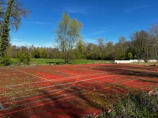 Zeer mooi authentiek pand te koop in Overboelare<br /><br />Dit karaktervolle pand biedt tal van mogelijkheden en is momenteel ingericht als bar- of restaurantruimte, inclusief een keuken, een bijkeuken, een aparte kamer of bureel en een sfeervolle mezzanine. <br />Er kan van het hoofdgebouw een heel ruime woonst gemaakt worden en de nodige aanpassingen kunnen worden voorzien om voldoende slaapkamers en sanitair te creëren.<br />De woning beschikt over een grote tuin, een tennisveld, een vijver, een ruim terras en voldoende parkeergelegenheid.<br />Het aanpalende bijgebouw biedt extra ruimte en kan perfect dienen als opslagplaats, doucheruimte, fitnessruimte of voor andere doeleinden, afhankelijk van uw noden.<br />Op de bovenverdieping zijn er twee kamers, een badkamer en een terras. .<br />Het geheel is gelegen op een perceel van maar liefst 5.779 m², met een bebouwde oppervlakte van 1.050 m². <br />Het RUP heeft voor het hoofgebouw een woonbestemming en de gronden achterin (met het tennisveld) staan op recreatiegrond.<br />De eigenaar gaat nog de tuin opkuisen en opfrissen. Deze tuin geeft uit op een open landbouwvlakte waar u in alle rust kan genieten.<br />Er is nog wel interieurrnovatie te voorzien maar anders is de structuur, het dak en de electriciteit in orde en kan u mits verbeteringswerken van dit pareltje een fantastische woning maken.<br /><br />Voor meer informatie: bel 09 230 30 71 of mail naar office@save-invest.be