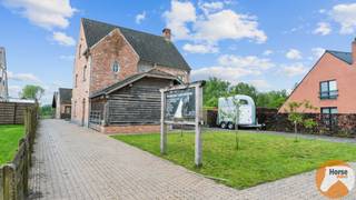 MOL - Landelijke woning met stallen op ca. 1,3 Ha<br /><br />Prachtige en veelzijdige eigendom op een perceel van maar liefst 12.715 m². Deze charmante gezinswoning combineert landelijke authenticiteit met hedendaags wooncomfort en werd afgewerkt met kwalitatieve materialen. De woning straalt warmte en karakter uit, met onder meer een prachtige lemen schouw als absolute eyecatcher. <br /><br />De keuken bestaat uit hoogwaardige houten maatkasten en een stijlvol natuurstenen werkblad. Ze combineert karakter en functionaliteit dankzij de vele opbergmogelijkheden, het royale werkoppervlak en de gezellige ontbijthoek. De grote raampartijen en de sfeervolle erker met dubbele deur, vliegenramen en screens zorgen voor een overvloed aan natuurlijk licht en een directe connectie met tuin en terras. <br /><br />De ruime badkamer werd stijlvol ingericht met kwalitatieve materialen en straalt rust en comfort uit. Het houten badkamermeubel met dubbele wastafel zorgt voor een warme, landelijke toets, terwijl de praktische indeling en het natuurlijke licht bijdragen aan een aangename dagelijkse beleving. <br /><br />De lichtrijke leefruimtes en de slaapkamers met ingemaakte kasten en geïntegreerde bureau versterken het comfortabele en praktische karakter van deze woning. Ook naar mogelijkheden toe heeft deze eigendom heel wat te bieden. Zowel de zolderruimte als de achterbouw bieden uitbreidingsmogelijkheden. <br />Het bijgebouw beschikt over basisvoorzieningen zoals een douche, toilet, keukentje, kachel en ingemaakte kasten. <br /><br />Voor paardenliefhebbers is dit een absolute droomlocatie. De eigendom ligt nabij talrijke ruiterroutes en beschikt over 6 paardenstallen, een ruime opslagplaats en een met palen en leggers omheinde weide. Het perceel loopt achteraan door tot aan de Nete, waardoor u in alle rust kan genieten. <br /><br />Verder beschikt de eigendom over een garage en een stijlvolle eiken carport. <br /><br />Ook energetisch zijn er interessante troeven aanwezig dankzij de zonnepanelen, inclusief lopende groenestroomcertificaten. <br /><br /><span><strong><span>Enkele kenmerken:</span> </strong></span><br /><br />- afgewerkte woning met mooie materialen <br />- zonnepanelen - Perceel van 12.715 m² <br />- 6 paardenstallen en opslagruimte <br />- Vlakbij tal van routerroutes <br />- Zonnepanelen met groenestroomcertificaten <br /><br />Wens je een bezoek in te plannen? Neem dan zeker contact op via 053/60.65.66.