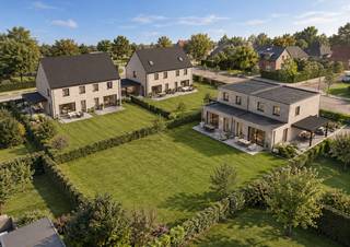 <ul>
<li>6 stijlvolle halfopen bebouwingen</li>
<li>3 tot 4 ruime slaapkamers</li>
<li>Zonnige tuinen en privatieve parkeerplaats</li>
<li>Afwerking naar eigen smaak</li>
<li>Energiezuinige woningen volgens de nieuwste normen</li>
</ul>
<br />OMGEVING<br />In de Klaverstraat in Denderleeuw wordt dit nieuwe project met zes moderne halfopen woningen gerealiseerd. De rustige en kindvriendelijke ligging vormt een ideale uitvalsbasis voor wie comfortabel wil wonen met alle voorzieningen binnen handbereik.<br /><br />Dankzij de nabijheid van scholen, buurtwinkels, sport- en recreatiemogelijkheden geniet u hier van een aangename woonomgeving. Bovendien bevindt het station van Denderleeuw zich op korte afstand, waardoor Brussel, Gent en Aalst vlot bereikbaar zijn. Ook de E40 biedt een uitstekende verbinding voor dagelijkse verplaatsingen.<br />Hier woont u in een groene en rustige buurt, met het comfort van een centrale ligging.<br /><br />INDELING<br />De woningen beschikken over een bewoonbare oppervlakte van 154 tot 160 m² en werden ontworpen met veel aandacht voor ruimte, lichtinval en wooncomfort.<br /><br />Op het gelijkvloers bevindt zich een inkomhal met gastentoilet, een ruime en lichtrijke leefruimte met open keuken en zicht op de tuin, alsook een praktische berging. Woningen 1 en 2 beschikken over een slaapkamer op de benedenverdieping die uiteraard ook kan dienstdoen als bureau of hobbykamer. Op de verdieping zijn drie volwaardige slaapkamers, een badkamer en een apart toilet voorzien. Nood aan extra ruimte? Dan is het afwerken van de zolderverdieping een perfecte oplossing.<br /><br />Elke woning beschikt over een privatieve parkeerplaats en een aangename tuin waar u in alle rust kunt genieten van het buitenleven.<br />Bovendien krijgt u de mogelijkheid om de afwerking volledig af te stemmen op uw persoonlijke voorkeuren. Dankzij de energiezuinige technieken en duurzame materialen bent u verzekerd van een comfortabele woning die klaar is voor de toekomst.<br /><br />E-PEIL 30<br />Dankzij energiezuinige technieken hebben deze woningen een gunstig E-peil. Je geniet hierdoor van een optimaal wooncomfort en een efficiënte energievoorziening die klaar is voor de toekomst.<br /><br />6% BTW<br />De woningen 1 en 2 voldoen aan de voorwaarden om aan 6% btw aangekocht te kunnen worden.<br /><br />Benieuwd om deze woningen verder te ontdekken? Bel ons op 09 394 67 95 of stuur een mailtje naar info@potrell.be voor een afspraak!<br /><br />WONING OP MAAT | JOUW WONING, JOUW STIJL<br />Maak van deze woning jouw droomhuis op maat! Voeg je eigen smaak en persoonlijkheid toe en kies zelf de keuken, vloer en badkamer van jouw instapklare woning. Een eigen stek op maat van jouw wensen en stijl. Jij kiest, Potrell voert uit. Zo makkelijk is het!