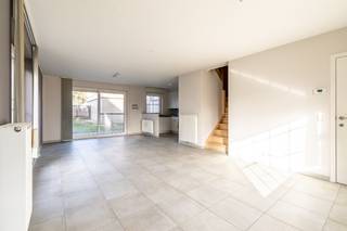 In de Izegemstraat 74F in Ingelmunster vind je deze recente, verzorgde halfopen bebouwing met een bewoonbare oppervlakte van circa 160 m² op...