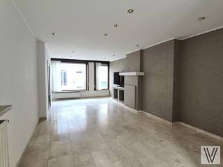 Centraal gelegen woning op een grondoppervlakte van om en bij de 230 m² met dubbele garage, bestaande uit de inkom met aansluitend de...