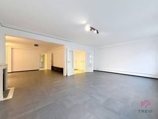 AUDERGHEM, grens Etterbeek, wijk Chant d'Oiseau, vlakbij metrostation Pétillon, prachtige gerenoveerde duplex met 4 slaapkamers en 1 kantoor, van...