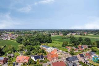 Deze te renoveren woning met potentieel is gelegen op een perceel van 567m², in een rustige en landelijke omgeving.<br /><br />Vanuit de inkomhal betreedt men de ruime woonkamer, dewelke verder aansluiting geeft naar de grote keuken met toegang tot de kelder en een apart toilet. Achter de keuken bevinden zich nog twee bergingen, dewelke verder toegang verschaffen tot enerzijds de tuin en anderzijds een schuurtje van 37m², hetwelk tevens als garage kan fungeren.<br />Op de verdieping bevinden zich drie slaapkamers en treffen we de badkamer met ligbad, lavabo en toilet. De mogelijks in te richten zolder is via een luik toegankelijk.<br /><br />Deze woning kan tevens samen aangekocht worden met de naastgelegen woning nr. 53, om als zodanig een ruim geheel te creëren. Ook kunnen bij voorkeur de achterliggende percelen van 1.606m² en 544m² bij aangekocht worden. <br /><br />Specificaties:<br />- Schrijnwerk: PVC met dubbele beglazing en hout met enkele beglazing v.v. rolluiken<br />- Verwarming op stookolie<br />- EPC: 663 kWh/(m²/jaar) - F-label (renovatieplicht)<br />- Achterliggende percelen: 1.606m² (€16.000) / 544m² (€5.500)
