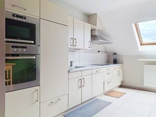 EXCLUSIEF – Ruime duplex van 109 m² met 2 slaapkamers en bureau op topligging in Meise<br /><br />Bent u op zoek naar een ruime woning met een praktische indeling en een uitstekende ligging? Dan is deze verzorgde duplex van 109 m² zeker een bezoek waard!<br /><br />Gelegen op wandelafstand van het centrum van Meise geniet u hier van alle dagelijkse voorzieningen binnen handbereik: winkels, scholen, openbaar vervoer en belangrijke invalswegen.<br /><br />De duplex is gelegen in een klein gebuw en biedt een aangename en lichtrijke leefruimte, een functionele keuken, twee volwaardige slaapkamers en een extra bureauruimte die perfect kan dienen als thuiswerkplek, dressing of kinderkamer.<br /><br />Dankzij de doordachte indeling en de royale bewoonbare oppervlakte biedt deze woning alle comfort voor koppels, jonge gezinnen of alleenstaanden die op zoek zijn naar extra ruimte.<br /><br />Troeven van deze duplex:<br />✔ Bewoonbare oppervlakte van 109 m²<br />✔ Twee volwaardige slaapkamers<br />✔ Een badkamer en een douchekamer<br />✔ Extra bureau, ideaal voor thuiswerk of als dressing/kinderkamer<br />✔ Centrale ligging op wandelafstand van het centrum van Meise<br />✔ Dicht bij winkels, scholen, openbaar vervoer en belangrijke invalswegen<br />✔ Mogelijkheid om een garagebox bij te kopen (+ 25.000 €)<br />✔ Ideaal voor eigen bewoning of als investering<br /><br />Een comfortabele duplex met tal van mogelijkheden op een uitstekende locatie. Ontdek dit pand tijdens een bezoek!<br /><br />Info en bezoeken: 📞 02/262.45.78 - 📧 meise@weinvest.be