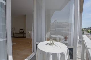 Stijlvol en volledig gerenoveerd appartement op wandelafstand van zee.<br /><br />Dit tijdloze, recent volledig gerenoveerde appartement bevindt zich op een toplocatie, vlak bij zee en het commerciële centrum. Het werd afgewerkt met duurzame, hoogwaardige materialen en een uitzonderlijk oog voor detail.<br /><br />Bij binnenkomst treft u een elegante inkomhal met gastentoilet, afgewerkt met een achterwand in Carrara-marmer, een Kartell Laufen wandcloset in mat wit en een Falper handenwasser met RVB fonteinkraan. De inkomhal beschikt tevens over ingemaakte vestiairekasten.<br /><br />De ruime en lichtrijke leefruimte is ingericht met een eiken parketvloer van Studio Piet Boon en een sfeervolle haard. Grote raampartijen zorgen voor een optimale lichtinval en bieden toegang tot het zongerichte terras aan de voorzijde.<br /><br />Aansluitend bevindt zich de volledig ingerichte maatkeuken van Decota, uitgerust met een werkblad en spatwand in natuursteen Emperador Perla Beige, gedrimd en geborsteld. De keuken is voorzien van kwalitatieve apparatuur, waaronder:<br /><br />een A+++ vaatwas met zeoliet-droogtechniek (extra droge vaat), uiterst stil en bedienbaar via de Home Connect-app;<br /><br />een inbouw combi-stoomoven met fullSteam-functie, kerntemperatuurmeter, baksensor, hydrolische reiniging en bediening via de Home Connect-app.<br /><br />Verder is er een praktische berging met aansluiting voor wasmachine en droogkast, evenals ingewerkte stopcontacten, coax en UTP van rond by prado.<br /><br />Het appartement beschikt over een volwaardige slaapkamer met ingemaakte kasten en toegang tot het achteraan gelegen terras, en een tweede slaapkamer. De moderne douchekamer is stijlvol afgewerkt met hoogwaardige materialen.<br />Ruime privatieve kelder en een vlot toegankelijke gemeenschappelijke fietsenberging in de residentie.
