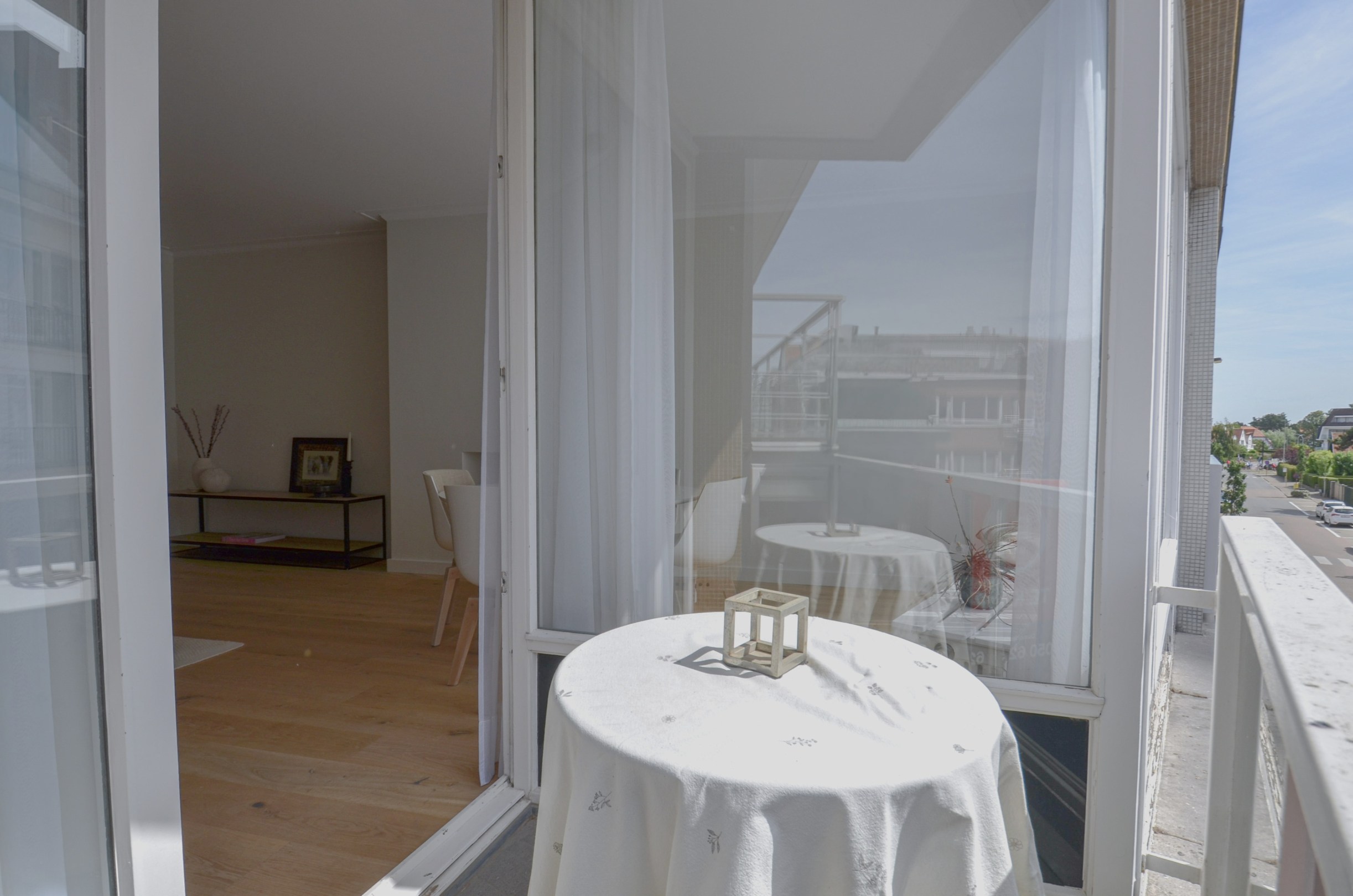 Stijlvol en volledig gerenoveerd appartement op wandelafstand van zee en het commerciële centrum. - foto 3