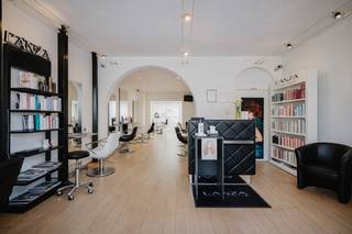 Vous avez toujours rêvé d'avoir votre propre commerce dans un emplacement de choix et très visible ? C'est l'occasion rêvée. Au cœur de Sint-Denijs-Westrem, cette rare maison de commerce est mise en vente. Une opportunité idéale pour les entrepreneurs qui souhaitent investir dans un local commercial bénéficiant d'une excellente visibilité, d'un fort passage et d'une grande accessibilité.<br /><br />Grâce à son emplacement stratégique et au caractère du bâtiment, cette maison de commerce offre de nombreuses possibilités pour les indépendants, les professions libérales, le commerce de détail ou une combinaison de vie et de travail.<br /><br />EMPLACEMENT<br /><br />Cette maison de commerce au fort potentiel commercial est située au 54, rue Saint-Dionysius, en plein cœur du centre animé du village de Sint-Denijs-Westrem. À quelques pas, vous trouverez des cafés conviviaux, des commerces de proximité et toutes les commodités quotidiennes.<br /><br />L'excellente accessibilité est un atout majeur : le centre de Gand, les commerces, les écoles, la véloroute et les transports en commun se trouvent à proximité immédiate. Grâce à son emplacement stratégique, vous bénéficiez d'un accès facile à la Kortrijksesteenweg et aux bretelles d'accès aux autoroutes E40, E17 et R4, ce qui vous permet de rejoindre sans difficulté n'importe quelle destination.<br /><br />De plus, le Parkbos se trouve à proximité — l'endroit idéal pour se promener, faire du jogging ou simplement se détendre dans la verdure. Le score de mobilité de 8,5/10 souligne l'excellent emplacement et la mobilité de cet appartement.<br /><br />AGENCEMENT<br /><br />En entrant dans ce local commercial situé au centre de Sint-Denijs-Westrem, on remarque immédiatement le vaste espace commercial d'environ 55 m². Grâce à la grande baie vitrée côté rue, cet espace bénéficie d'une lumière naturelle abondante et d'une excellente visibilité, ce qui est idéal pour diverses activités commerciales telles qu'un magasin, un bureau ou un cabinet.<br /><br />À l'arrière du bâtiment se trouvent une cuisine équipée et une salle de bains avec toilettes. Vient ensuite une véranda donnant sur l'agréable jardin orienté sud-ouest, un atout supplémentaire pour ceux qui souhaitent combiner vie privée et vie professionnelle.<br /><br />Au premier étage se trouve un espace de vie lumineux avec un parquet authentique et de grandes baies vitrées. Le deuxième étage compte deux chambres à coucher à part entière, dont l'une dispose d'une charmante mezzanine qui offre un espace supplémentaire et du cachet.<br /><br />La maison dispose également d'une cave sèche et d'un abri de jardin pratique. Grâce à cette disposition fonctionnelle, ce bien constitue une opportunité intéressante pour les entrepreneurs de la région de Gand.<br /><br />ATTOUTS<br /><br />- Emplacement central avec une bonne visibilité<br />- Pièces lumineuses<br />- Excellente accessibilité<br /><br />Ne manquez pas cette occasion ! Contactez Bram dès aujourd'hui au +32 471 76 90 50 pour prendre rendez-vous.