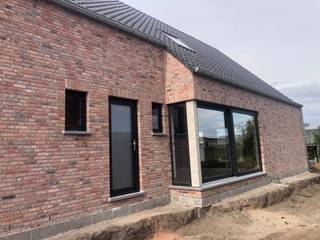Aan de doorgaande weg Minderhout - Meer gelegen nieuwbouw woning CASCO / winddicht. Zeer goed geïsoleerde woning (dak, muren, ramen), verder af...