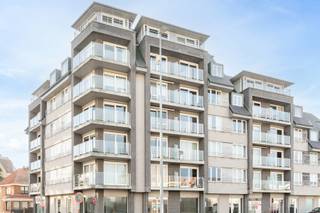 <p>Gelegen in hartje Koksijde-Bad, op slechts enkele stappen van zee, biedt dit instapklare appartement alle comfort voor aangenaam wonen.</p>
<p>Het appartement beschikt over een inkomhal, een ruime en lichtrijke woonkamer met toegang tot een terras met open uitzicht, een volledig ingerichte open keuken, een praktische berging, twee mooie slaapkamers, een badkamer met inloopdouche en lavabo, en een afzonderlijk toilet. Ondergrondse kelders, parkeerplaatsen en/of garages kunnen optioneel worden aangekocht.</p>
