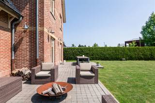<p><span>Elegante herenwoning met 4 slaapkamers, ruime zolder en zonnige tuin gunstig gelegen nabij het landelijke dorpscentrum van Koningshooikt.</span></p><p><span>Welkom in deze stijlvolle en karaktervolle herenwoning waar ruimte, comfort en charme perfect samenkomen. Deze uitstekend onderhouden woning beschikt over vier volwaardige slaapkamers, twee badkamers en een prachtige groene tuin, ideaal voor gezinnen die op zoek zijn naar rust en een vlotte bereikbaarheid. De lichtrijke leefruimte vormt het hart van de woning en staat in open verbinding met de eetkamer. Grote raampartijen zorgen voor een aangename lichtinval en een mooi zicht op de tuin. De volledig uitgeruste keuken sluit naadloos aan op het geheel en biedt alle comfort voor dagelijks gebruik. Op de verdiepingen bevinden zich vier ruime slaapkamers en twee badkamers. De masterbedroom beschikt over een eigen badkamer met ligbad en dubbele wastafel. Daarnaast biedt de woning voldoende ruimte voor een bureau, hobbykamer of logeerkamer. Een belangrijke troef is de ruime zolderverdieping, die mits verdere afwerking eenvoudig kan worden ingericht als twee extra slaapkamers, speelkamer of hobbyruimte.</span></p><p><span>Buiten geniet u van een fraai aangelegde, privatieve tuin, ontworpen door tuinarchitect Wirtz. Het zonnige terras en het praktische tuinhuis maken het plaatje compleet. De woning is rustig gelegen, met winkels, scholen, openbaar vervoer en belangrijke invalswegen in de onmiddellijke omgeving.</span></p><p><span>Een unieke kans voor wie op zoek is naar een ruime en karaktervolle gezinswoning met uitbreidingsmogelijkheden en een prachtige tuin in Koningshooikt.</span></p><p><span>Meer info of een bezoek? Contacteer ons via 015/755 444 of info@immovercammen.be.</span></p>