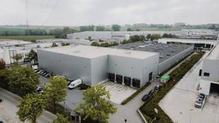 Strategisch gelegen magazijn te huur in industriezone Z4 te Asse, nabij Brussel. De site biedt ca. 7.238 m² magazijnruimte en 623 m² kantoren,...