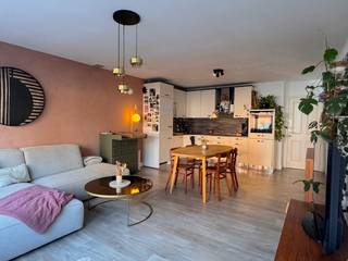 Ontdek dit charmante en praktisch ingedeelde gelijkvloers appartement, ideaal gelegen nabij belangrijke invalswegen, winkels en het centrum van Antwerpen. Dankzij de uitstekende bereikbaarheid met het openbaar vervoer geniet je hier van optimaal wooncomfort op een centrale, maar rustige locatie. Binnen een kwartiertje ben je per fiets of met de tram in het centrum van Antwerpen. Tevens zijn er heel wat wandelmogelijkheden in de buurt zodat je ook kan genieten van rust en groen. Zo bevindt het Valaarpark zich op wandelafstand en liggen ook het Middelheimpark en Nachtegalenpark op enkele minuten fietsen.<br /><br />Via de inkomhal heb je toegang tot alle ruimtes van het appartement. De lichtrijke woonkamer met open, volledig uitgeruste keuken vormt het hart van de woning en is voorzien van alle moderne toestellen, waaronder een geïntegreerde vaatwasser, koelkast met diepvries, oven en microgolfoven.<br /><br />De badkamer beschikt over een combinatie van douche en ligbad, een toilet en een praktisch badkamermeubel. Via de hal heb je ook toegang tot een functionele berging met opbergmogelijkheden voor jassen, schoenen en droge voeding. <br /><br />Verder zijn er twee ruime slaapkamers met mooie parketvloer. Via de tweede slaapkamer bereik je de aangename veranda, die dankzij het vele licht een extra leefruimte vormt of mogelijkheid geeft tot extra opbergruimte/hobbyruimte. Hier zijn tevens aansluitingen voorzien voor een wasmachine en droogkast.<br /><br />Als absolute troef beschikt dit appartement over een ruime, zuidgerichte tuin met tuinhuis. Dankzij de bomen achteraan de tuin is er voldoende privacy en kijk je uit op groen — de ideale plek om te ontspannen en te genieten van zonnige dagen.<br /><br />De verwarmingsketel werd recentelijk (2025) vernieuwd.<br /><br />Kortom, een ideale woonst voor wie comfortabel en rustig wil wonen met alle voorzieningen binnen handbereik.<br /><br />Interesse? Zeer welkom voor een bezichtiging!<br />Contact: saske.rens@gmail.com<br />