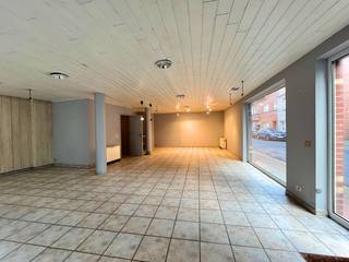 Centraal gelegen handelspand gelegen in een hoekgebouw in de Kerkstraat te Heist. Vrij recent en klein gebouw nabij de Bolle, het markplein en...