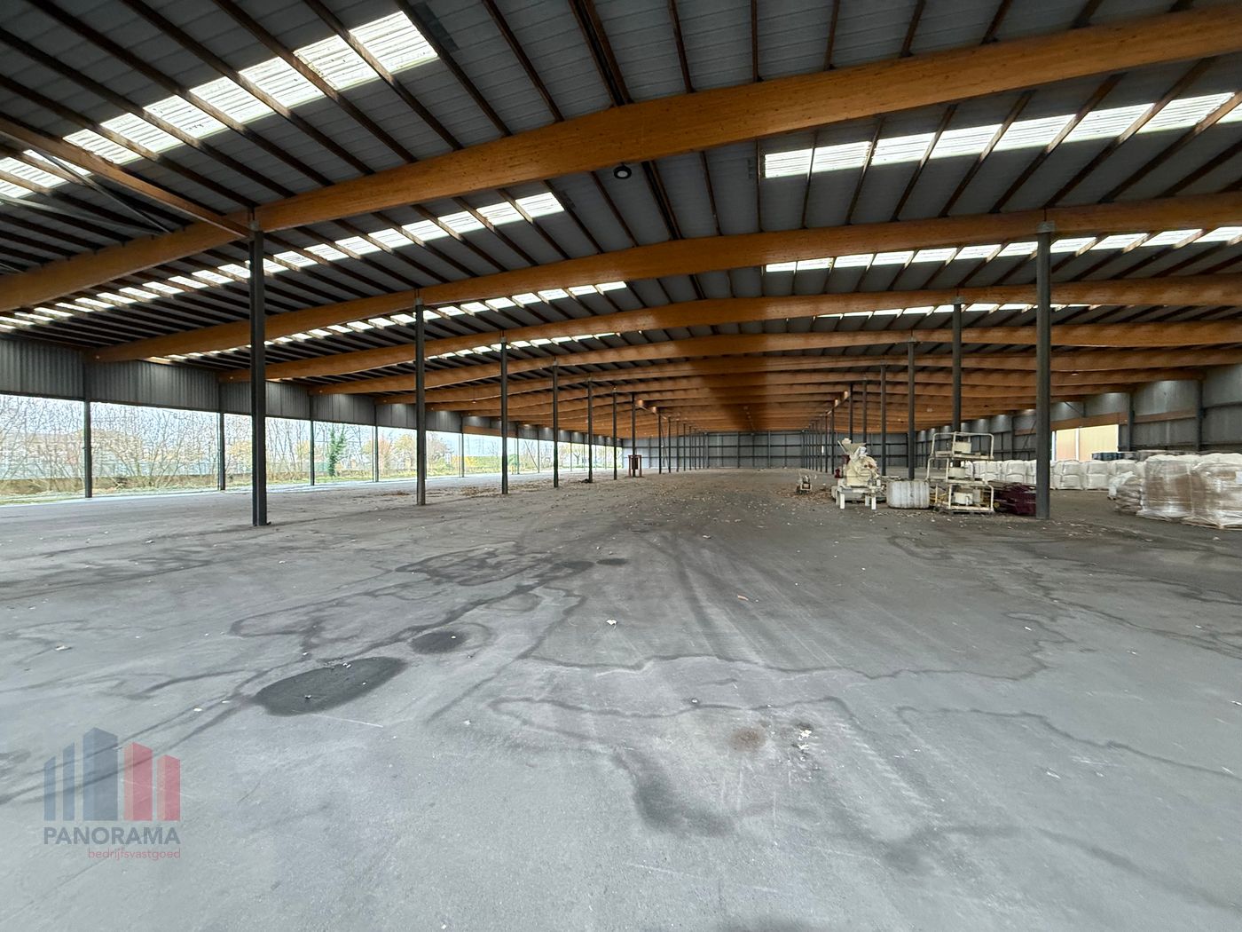 Strategisch gelegen gesloten magazijn 7.496m² aan Langerbruggekaai Gent. - foto 1