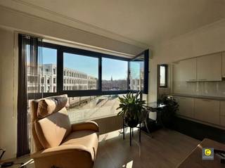<h2><span>Instapklaar 2-slaapkamerappartement met terras en autostaanplaats</span><span><br /></span><span>Dit instapklare appartement bevindt zich op de tweede verdieping van een kleinschalig gebouw met lift. Vanuit deze centrale ligging geniet u van een uitstekende verbinding met lokale winkels en bevindt u zich op wandelafstand van openbaar vervoer en scholen. Ook met de wagen bereikt u vlot de autosnelweg richting Antwerpen, Mechelen en Brussel.</span></h2><h3><span>Leefruimte &amp; keuken:</span><span><br />De woonkamer is afgewerkt met een laminaatvloer en geniet van veel natuurlijke lichtinval dankzij de kamerbrede ramen aan de voorzijde. Vanuit de leefruimte heeft u rechtstreeks toegang tot de halfopen keuken. Deze keuken is volledig geïnstalleerd, afgewerkt met een tegelvloer en voorzien van een keramische kookplaat, oven, koelkast met vriesvak en vaatwasser.</span></h3><h3><span>Slaapkamers, badkamer &amp; toilet:</span><span><br />Via de nachthal bereikt u beide slaapkamers, de badkamer en het apart toilet. De slaapkamers meten respectievelijk 14 m² en 8 m² en zijn beide voorzien van een laminaatvloer. <br />De grootste slaapkamer geeft toegang tot het overdekte terras aan de achterzijde.<br />De badkamer beschikt over zowel een ligbad als een inloopdouche, een enkele lavabo met bijhorend meubel en een handdoekradiator. Het toilet is apart ondergebracht en voorzien van een handenwasser. Daarnaast is er een aparte berging waar u de aansluiting voor wasmachine en droogkast terugvindt</span><span>.</span></h3><h3><span>Terras &amp; kelder:</span><span><br />Op het overdekte terras aan de achterzijde kan u in alle rust genieten. Verder is er een handige privatieve kelderberging inbegrepen.</span></h3><h3><span>Autostaanplaats:</span><span><br />Bij het appartement hoort eveneens een ondergrondse autostaanplaats.</span></h3><p><span>Huurprijs, kosten &amp; beschikbaarheid:</span></p><p><span>Huurprijs</span><span>: €1.140/maand (inclusief autostaanplaats)</span></p><p><span>Provisiekosten</span><span> €50/maand (provisie voor minuterie en onderhoud gemene delen) </span></p><p><span>Beschikbaar:</span><span> 01/06/2026</span></p><p><span> </span></p><p><span>Extra troeven: </span></p><p><span>- Instapklaar</span></p><p><span>- Individuele meters </span></p><p><span>- Terras</span></p><p><span>- Private kelderberging</span></p><p><span>- Centrale ligging</span></p><p><span>- Mobiscore van 9,7/10</span></p><p><span> </span></p>