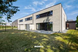 Ontdek deze rustig gelegen BEN-nieuwbouwwoning waar ruimte, comfort en energiezuinig wonen naadloos samenkomen. Met een bewoonbare oppervlakte van maar liefst 242 m² biedt deze stijlvolle woning alle hedendaagse wooncomfort op een uitstekende locatie, in de onmiddellijke nabijheid van winkels, scholen, openbaar vervoer en de belangrijkste verbindingswegen (A12, N16 en E19).<br /><br />Via de ruime inkomhal betreedt u de woning, waar u meteen wordt verwelkomd door een aangename lichtinval en een doordachte indeling. Op het gelijkvloers bevinden zich een gastentoilet en een bijzonder lichtrijke leefruimte met een volledig uitgeruste open keuken. Deze moderne keuken is afgewerkt met kwalitatieve toestellen, waaronder een inductiekookplaat met geïntegreerde dampkap, vaatwasser, oven, combi-microgolfoven, bordenverwarmer, koelkast met diepvriesvak en een dubbele spoelbak. Dankzij de grote raampartijen geniet u vanuit de leefruimte van een mooi zicht op de tuin en heeft u rechtstreeks toegang tot het aangelegde terras en de zuidwestelijk georiënteerde tuin, waar u de hele namiddag en avond in alle rust van de zon kunt genieten.<br /><br />Verder beschikt het gelijkvloers over een praktische berging met wasplaats, voorzien van een spoelbak en aansluitingen voor een wasmachine en droogkast. Daarnaast is er een extra polyvalente ruimte die volledig naar wens kan worden ingericht als bureau, fitnessruimte, hobbykamer of praktijkruimte voor de uitoefening van een vrij beroep.<br /><br />Op de eerste verdieping bevinden zich vier volwaardige slaapkamers, een nachthal, een afzonderlijk toilet en een technische berging. De ruime master bedroom beschikt over een eigen dressing en een ensuite badkamer met inloopdouche en wastafel. De tweede badkamer is uitgerust met een ligbad, een ruime inloopdouche en een dubbele wastafel, waardoor ook grotere gezinnen alle comfort genieten.<br /><br />Ook op technisch vlak voldoet deze woning aan de hoogste normen. Zo is de volledige woning voorzien van vloerverwarming en airconditioning in zowel de leefruimte als alle slaapkamers. Dankzij de zonnepanelen en de BEN-norm geniet u bovendien van een bijzonder energiezuinige woning met een laag energieverbruik en een optimaal wooncomfort.<br /><br />Ook buiten werd aan alles gedacht. De tuin is volledig aangelegd en omheind, het terras en de oprit zijn reeds afgewerkt. De volledige woning is afgewerkt met duurzame en kwalitatieve materialen, waardoor u zorgeloos kunt genieten van een instapklare nieuwbouwwoning.