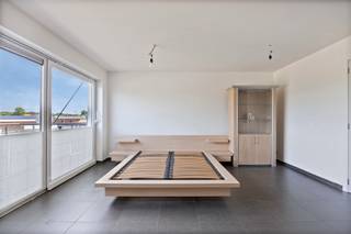 <p><strong>Leopoldsburg: appartement met terras en ondergrondse garagebox op gunstige ligging</strong></p>
<p>Dit appartement is gelegen aan de Lommelsesteenweg 4 in Leopoldsburg, op een uitstekende locatie nabij het centrum. Dankzij de nabijheid van winkels, openbaar vervoer en andere dagelijkse voorzieningen geniet u hier van een uiterst praktische woonomgeving. Bovendien bevindt u zich in een groene omgeving, wat zorgt voor een aangename combinatie van bereikbaarheid en wooncomfort.</p>
<p>Het appartement bevindt zich op de eerste verdieping en beschikt over een functionele indeling met een lichtrijke leefruimte en een aangenaam terras met vrij uitzicht. Dankzij de gunstige ligging en de ondergrondse garage vormt dit appartement een interessante opportuniteit voor zowel eigen bewoning als investering.</p>
<p><strong>INDELING:</strong></p>
<p>Eerste verdieping: inkomhal, lichtrijke woonkamer met open keuken, terras, apart toilet, badkamer en slaapkamer.</p>
<p><strong>Ondergronds:</strong> privatieve garagebox.</p>
<p><strong>TROEVEN:</strong></p>
<ul><li>Gunstige ligging op wandelafstand van dagelijkse voorzieningen</li><li>Vlakbij het centrum van Leopoldsburg</li><li>Groene omgeving met vrij uitzicht vanaf het terras</li><li>Ondergrondse garagebox</li><li>Praktische en functionele indeling</li></ul>
<p>Bent u op zoek naar een appartement op een centrale locatie met alle voorzieningen binnen handbereik? Ontdek de troeven van deze eigendom in Leopoldsburg en plan vandaag nog uw bezoek!</p>
<p><strong>JOUW DROOMAPPARTEMENT. ZO GEVONDEN!</strong></p>