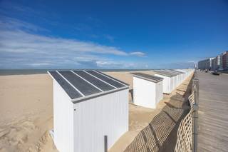 Ruim instapklaar appartement met 2 slaapkamers en een prachtig zijdelings zeezicht vanuit de woonkamer. Gelegen op de 7de verdieping, op wandelafstand van winkels, openbaar vervoer, het centrum van Oostende en natuurlijk het strand. De slaapkamers bevinden zich aan de achterzijde van de residentie, waar het heerlijk rustig is. Bovendien beschikt de residentie over een praktische gemeenschappelijke fietsenberging. Ideaal als woonst of tweede verblijf aan zee!