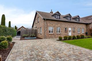 Ontdek deze verrassend ruime, recent vernieuwde gezinswoning met vier slaapkamers en een praktische indeling. De woning beschikt bovendien over een ruime, volledig bruikbare kelder die ideaal is als hobbyruimte of extra bergruimte. Buiten kan je heerlijk ontspannen in de gezellige tuin met zwembad en een mooi bijgebouw, perfect om te genieten van het buitenleven.<br />Deze kwalitatieve woning is vlot bereikbaar langs de Venlosesteenweg in Kessenich, een charmant Maasdorp in de gemeente Kinrooi. Het huis ligt op een boogscheut van de Nederlandse grens waardoor dit extra interessant is. <br /><br />=> Gelijkvloers<br />- Ruime inkomhal met vestiaireruimte en gastentoilet met fonteintje<br />- Open leefruimte voorzien van airco <br />- Gezellige zithoek met gashaard<br />- De woonkamer geniet van veel natuurlijk lichtinval door de vele raampartijen <br />- U-vormige leefkeuken met veel kastruimte en voorzien van het nodige comfort<br />- Voldoende ruimte om een eettafel te kunnen plaatsen<br />- Achterinkom met toegang tot de verschillende ruimtes<br />- Ruime slaapkamer op het gelijkvloers met vaste kastenwand<br />- Mogelijkheid tot gelijkvloers wonen <br />- Kan ook dienst doen als hobby-of bureauruimte<br />- Wasplaats/berging met grote inloopdouche en wastafel op modern badkamermeubel <br /><br />=> Verdieping<br />- Grote luchtige overloop met toegang tot de verschillende kamers<br />- Drie ruime slaapkamers met parketvloer<br />- Twee slaapkamers zijn voorzien van airco <br />- Tweede slaapkamer met vaste kastenwand<br />- Derde slaapkamer met ingebouwde kastenwand<br />- Badkamer met inloopdouche, ligbad, toilet en dubbele lavabo op landelijk badkamermeubel <br />- De volledige bovenverdieping werd volledig vernieuwd met nieuwe ramen, voleiken deuren, een parketvloer en moderne domotica <br /><br />=> Kelder<br />- Deels kruipkelder deels gevloerde kelder die kan dienen als hobbyruimte of extra opbergruimte <br />- Eveneens voorzien van vaste kasten<br /><br />=> Bijgebouw<br />- Zeer mooi afgewerkt bijgebouw met houten balken structuur, ideaal te gebruiken als poolhouse, lounge of hobbyruimte <br />- Ingericht met een gezellige zithoek, apart toilet en een praktische kitchenette met spoelbak en opbergkasten<br />- Mogelijkheid om slaapkamer te voorzien op verdieping <br />- Je geniet hier van gezellige zomeravonden, met een directe verbinding naar de tuin en het zwembad <br /><br />=> Tuin<br />- Onderhoudsvriendelijke tuin met zwembad<br />- De tuin is volledig omheind, ideaal om in alle rust en privacy te vertoeven<br />- Overdekt terras, rechtstreeks bereikbaar vanuit de leefruimte <br /><br />=> Indeling<br />- Gelijkvloers: inkomhal met vestiaireruimte, apart toilet, woonkamer met eetplaats, keuken, gang/achterinkom, ouderlijke slaapkamer, wasplaats/tweede badkamer<br />=> Verdieping: grote overloop, drie slaapkamers, badkamer, zolderruimte<br />=> Bijgebouw: zithoek met eetplaats, kitchenette, apart toilet, slaapgelegenheid op verdiep<br />=> Kelder: deels gevloerde kelder - kan dienen als hobby-of opbergruimte deels kruipkelder, aparte grote werkkelder via buiten bereikbaar