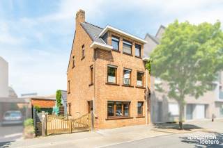 Op een centrale, maar rustige ligging in Oostkamp bevindt zich deze robuuste halfopen woning met tal van troeven. <br /><br />Dankzij de vlotte bereikbaarheid, de centrale doch rustige ligging in een doodlopende straat en de ruime vloeroppervlakte, biedt deze woning een enorm potentieel voor gezinnen of wie op zoek is naar extra ruimte.<br /><br />Op de gelijkvloerse verdieping bevinden zich de inkomhal, het gastentoilet, de lichtrijke leefruimte en de gerenoveerde keuken.<br /><br />Op de verdieping vinden we drie slaapkamers, een nachthal en een ruime badkamer.<br /><br />De polyvalente ruimte op de tweede verdieping is via een vaste trap bereikbaar. Deze ruimte biedt tal van mogelijkheden en kan eenvoudig worden ingericht als extra slaapkamer, bureau, hobbyruimte of speelkamer.<br /><br />Via de keuken is de aangename tuin met gunstige zuidwestoriëntatie bereikbaar. Bovendien beschikt de woning over een ruime tuinberging en een ruime kelderberging, ideaal voor extra opslagruimte.<br /><br />Naast de woning is er ruimte voor het plaatsen van een auto op eigen terrein.<br /><br />Ook op technisch vlak scoort deze woning uitstekend. Dankzij de recent geplaatste ramen op de tweede verdieping, de spouwisolatie en de in 2020 geplaatste condensatieketel op gas behaalt de woning een gunstig EPC-label C, zonder energetische renovatieplicht. Daarnaast is de elektrische installatie conform gekeurd.<br /><br />Troeven op een rij:<br />• Centrale en rustige ligging<br />• Halfopen bebouwing<br />• Drie slaapkamers<br />• Inrichtbare tweede verdieping met vaste trap<br />• EPC-label C (geen renovatieplicht)<br />• Conforme elektrische installatie<br />• Ruime tuinberging<br />• Zonnige tuin met zuidwestoriëntatie<br /><br />Een woning met potentieel, comfort en een uitstekende ligging in het hart van Oostkamp. <br /><br />Maak snel een afspraak en ontdek zelf wat deze woning te bieden heeft.<br /><br />050 82 37 71 of verkoop@meuleman-loeters.be<br /><br />