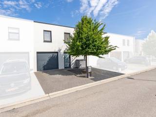 UITERST ENERGIEZUINIGE (A) HEDENDAAGSE TOPPER MET 4 SLAAPKAMERS EN TUIN. In de gekende woonwijk Steenbakkerij vind je deze aantrekkelijke ééngezinswoning van bouwjaar 2016. De wijk ligt op wandel-en fietsafstand van de stad, heeft een prima ontsluiting, rustige straten, een speelpleintje, kortom een woonzone met toekomst. De woning zelf voldoet aan ongeveer alle eisen van veiligheid en comfort : optimaal energiezuinig en laag LABEL A (15kWh/m2 jaar !) (onder meer 14 zonnepanelen, vloerverwarming en isolatie aan huidige normen), comfortabel door de enorme binnenruimte die je bij het aankijken van de voorgevel niet zou verwachten, lichtrijk door de vele ramen met uitkijk op de onderhoudsvriendelijke tuin. Het ruim gevoel heb je doorheen de hele woning en nergens ontbreekt een gevoel van rust en gemak. Ventilatiesysteem D. Indeling : gelijkvloers met inkomhal en gastentoilet, open leefruimte met zit-en eethoek en een hypergeïnstalleerde keuken met zicht op de tuin, washok net vòòr de garage geschik voor 1 auto en nog wat berging. Eerste verdieping met 4 slaapkamers (op plan zijn er 3 en een bureel) waarvan 1 gekoppeld met een praktische dressing. Verder nog een rustgevende badkamer met bad èn douche. Zorgeloze woning met veel ruimte die een zalige toekomst biedt voor u en uw kinderen. Maak een afspraak bezoek via tel 054412500 en ontmoet vastgoedmakelaar Cedric die u rondleidt en correct informeert.