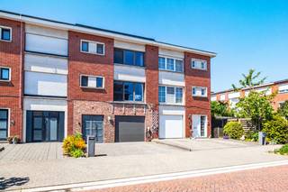 Move-in ready split-level home with 4 bedrooms, EPC A, spacious garage and garden in Kontich This surprisingly spacious and high-quality...