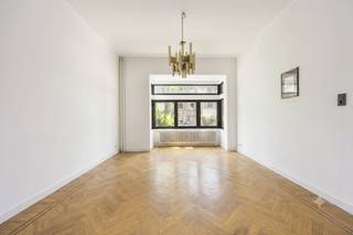 <p>In de rustige, statige Jozef Woutersstraat vindt u dit indrukwekkende en karaktervolle herenhuis. Deze uitzonderlijke woning is ontworpen door de gerenommeerde architect Bernard Coens. Het pand biedt een zeldzame combinatie van authentieke elementen, royale volumes en een uitstekende ligging.</p><p> </p><p><strong>Een zee van ruimte en historisch cachet</strong> Met een indrukwekkende bewoonbare oppervlakte van maar liefst 260 m² ademt deze woning ruimte en comfort. Binnenin wacht u een overvloed aan authentieke stijlelementen:</p><ul><li><p><strong>Hoge, statige plafonds</strong> met verfijnde originele moulures en ornamenten.</p></li><li><p><strong>Karaktervolle marmeren schouwen</strong>.</p></li><li><p><strong>Prachtige originele vloeren en paneeldeuren</strong> die het historische karakter van de woning extra in de verf zetten.</p></li><li><p><strong>Grote raampartijen</strong> die zorgen voor een schitterende, natuurlijke lichtinval in alle leefruimtes.</p></li></ul><p> </p><p>Als absolute kers op de taart beschikt dit herenhuis over een schitterende stadstuin van <strong>90 m²</strong>. Dit is uniek in de stad! Hier kunt u in alle privacy en rust genieten van de buitenlucht.</p><p> </p><p><strong>Toplocatie: de Pulhofwijk</strong>. De wijk staat bekend om zijn brede, groene lanen en uiterst gemoedelijke sfeer. U bevindt zich op wandelafstand van uitstekende scholen, gezellige buurtwinkels, parken en kwalitatieve horeca. Bovendien geniet u van een perfecte mobiliteit, met vlotte verbindingen naar het centrum van Antwerpen en de belangrijkste invalswegen.</p><p> </p><p><strong>De troeven op een rij:</strong></p><ul><li><p><strong>Locatie:</strong> Topligging in de gegeerde Pulhofwijk (Berchem).</p></li><li><p><strong>Ontwerp:</strong> Authentiek werk van architect Bernard Coens.</p></li><li><p><strong>Oppervlakte:</strong> 260 m² aan royale, bewoonbare ruimte.</p></li><li><p><strong>Buitenruimte:</strong> Private stadstuin van 90m².</p></li><li><p><strong>Karakter:</strong> Rijk aan authentieke en originele stijlelementen.</p></li></ul><p> </p><p>Bent u op zoek naar een unieke, ruime en karaktervolle woning die u volledig naar eigen hand kunt zetten? Neem dan vandaag nog contact met ons op voor een afspraak en meer informatie!</p><p> </p>