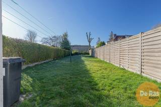 KIJKDAG ZATERDAG 7 MAART VAN 10u TOT 12u ( OP AFSPRAAK!)<br /><br />HOFSTADE - WONING MET 3 SLAAPKAMERS, TUIN EN GARAGE<br /><br />Deze eigendom is zeer rustig gelegen nabij het jaagpad, winkels, centrum Hofstade/Aalst en openbaar vervoer.<br />Op het gelijkvloers biedt deze gezinswoning een garage waarbij de inkom kan afsplitst worden, een woonkamer met traphal en in de achterbouw is er de keuken, toilet en berging.<br /><br />Op het eerste verdiep, bestaande uit betonnen gewelven, heb je drie ruime slaapkamers en badkamer. In de nachthal is er nog een zolderluik met toegang tot de grote zolder, die eventueel extra mogelijkheden kan bieden.<br /><br />De woning is voornamelijk voorzien van dubbele beglazing, CV op gas, 18 cm isolatie onder het zadeldak alsook daar een betonnen vloerplaat.<br /><br />De afgesloten tuin met pas vernieuwd terras is de parel van de woning! Een ideaal, zonnig speelterrein voor kind of huisdier.<br /><br />Maak snel je afspraak op 053/60.65.60!