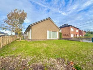 Dit PERFECT ONDERHOUDEN woonhuis met RUIME DUBBELE GARAGE, te koop van eerste eigenaar (BJ 1974), ligt op een gegeerde en strategische rustige locatie te Ertvelde te midden op een mooi & volwaardig perceel van 817m² ! Het pand werd reeds gedeeltelijk opgefrist zoals het plaatsen van een nieuwe keuken (2019) en zonnepanelen. Op de benedenverdieping zijn er 3 mooie kamers aanwezig maar door de VASTE TRAP kan de bovenste verdieping verder afgewerkt worden (meerdere slaapkamers). <br />Het pand heeft een goede gezonde structuur & biedt veel mogelijkheden op vlak van indeling (bv. open keuken)! De ruime dubbele aparte garage met zolderverdieping is hier uiteraard ook een enorm pluspunt ! <br /> Troeven:<br />- Ligging in het centrum van Ertvelde; <br />- OPEN bebouwing op een volwaardig perceel; <br />- Directe bewoning perfect mogelijk;<br />- Dubbele beglazing + rolluiken;<br />- Aanwezigheid zonnepanelen; <br />- Mits aanpassing verwarming kan er eenvoudig een beter EPC label behaald worden;<br />- Handige oprit met ruime aparte garage (voor minstens 2 wagens);<br /><br />Indeling: inkomhal, apart toilet, leefruimte bestaande uit eet- en zithoek, recente keuken incl. toestellen, berging, wasplaats met vaste trap, nachthal, 3 slaapkamers en de badkamer. <br />1ste verdieping: verder af te werken zolderverdieping.<br /> <br />Meer info of een bezoek? Graag een mail naar hallo@wijsvastgoed.be ! We nemen dan spoedig contact op voor een bezoekmoment.