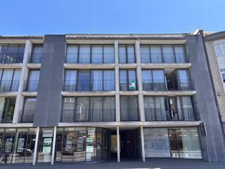 <p>Prachtig <strong>recent appartement</strong> (ca.114 m²) op de 2de verdieping met ruim terras, gelegen nabij het <strong>centrum</strong> van Brasschaat, mooie wandeling naar het Park van Brasschaat via de Bloemenlei.<br /><br /><strong>Indeling</strong>: inkomhall op parket met gastentoilet, ruime living op parket met open volledig ingerichte keuken op blauwe steen (voorzien van Miele toestellen: ijskast, kookplaat, combi-micro-oven, vaatwasmachine, dampkap), aanpalende berging met aansluiting voor wasapparatuur, douchekamer met ruime instapdouche en lavabo, hoofdslaapkamer op parket met aanpalende badkamer met ligbad, dubbele lavabo en toilet, 2de slaapkamer op parket, beiden met toegang tot het overdekt terras.<br /><br /><strong>Bijzonderheden:</strong></p>
<ul>
<li>CV op gas.</li>
<li>Ondergrondse autostaanplaats en kelder inbegrepen.</li>
<li>Lift.</li>
<li>Maandelijkse servicekosten: ca. € 140 euro/maand.</li>
<li>Beschikbaar.</li>
</ul>