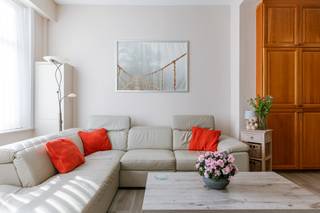 <p><strong>Charmante maison de ville prête à emménager au cœur de Brugsepoort</strong></p>
<ul>
<li>
<p><strong>Score PEB : C</strong></p>
</li>
<li>
<p><strong>Score mobilité : 9,3/10</strong></p>
</li>
</ul>
<p>Bienvenue au <strong>Reinaertstraat 94</strong>, une rue agréable et calme située dans le quartier animé de Gand. Grâce à son emplacement central, vous profitez ici du meilleur des deux mondes : un environnement résidentiel paisible tout en étant à proximité immédiate des commerces, écoles, transports publics et du centre historique. La maison se trouve également à deux pas de l’axe cyclable Zuidkaai-Coupure, à seulement 5 minutes à vélo du centre-ville.</p>
<h3>Agencement</h3>
<p>En entrant, vous accédez directement au séjour lumineux avec salle à manger. Le poêle à gaz apporte une atmosphère chaleureuse et conviviale. Dans le prolongement, une cuisine ouverte entièrement équipée avec coin repas s’ouvre sur une <strong>terrasse urbaine ensoleillée</strong> grâce à une grande baie vitrée – l’endroit parfait pour se détendre ou partager un repas.</p>
<p>Derrière la cuisine se trouvent une buanderie pratique/espace de rangement et un WC séparé. Vous bénéficiez également d’un accès à la cave sèche ainsi qu’au couloir menant à la cage d’escalier.</p>
<p>Au demi-niveau : une salle de bain moderne équipée d’une <strong>douche à l’italienne</strong>, d’un <strong>double lavabo</strong> et d’un WC séparé.</p>
<p>Au premier étage : une <strong>chambre parentale spacieuse</strong> avec armoires encastrées et hauts plafonds, ainsi qu’une deuxième chambre idéale comme bureau ou dressing, également avec rangements intégrés.</p>
<p>Au deuxième étage : une <strong>troisième chambre particulièrement vaste</strong>, pouvant être divisée en deux pièces distinctes. De là, vous accédez au grenier de rangement via une trappe escamotable.</p>
<p>La maison est <strong>parfaitement entretenue, très bien isolée et entièrement habitable immédiatement</strong>. Possibilité de reprendre la location d’un garage dans la rue pour seulement <strong>60 €/mois</strong>.</p>
<p>Proche de la réserve naturelle Bourgoyen-Ossemeersen, de nombreux restaurants et cafés, de la piscine Rooigem et du ring de Gand.</p>
<p>📞 <strong>Plus d’informations et/ou une visite : contactez Laura au 0473 41 35 62 ou via info@vicusvastgoed.be<span></span></strong></p>