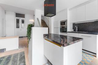 Welkom in dit charmant en authentiek appartement, gelegen op een strategische toplocatie aan de Geldenaaksevest 10 in Leuven. Dankzij de ligging vlakbij het station én op een boogscheut van het levendige stadscentrum, geniet je hier van het beste van beide werelden: een uitstekende bereikbaarheid én een bruisende omgeving. Binnenin ontdek je een ruime duplex met drie slaapkamers en een grote, lichtrijke leefruimte die naadloos overgaat in een open keuken. Deze is volledig uitgerust met alle nodige toestellen: kookplaat, dampkap, oven, microgolfoven, koelkast, diepvries en vaatwasmachine. Een absoluut pluspunt is het grote westgerichte terras waar je in de namiddag en avond heerlijk van de zon kunt genieten. Achteraan het gebouw beschik je over een private autostaanplaats die direct uitgeeft op het appartement, zodat je makkelijk en comfortabel binnenstapt. De huurprijs bedraagt €1595 per maand en er zijn geen gemeenschappelijke kosten. Voor het verbruik van water, gas, elektriciteit en internet wordt een maandelijkse provisie van €250 gevraagd. Dankzij de combinatie van ruimte, lichtinval, comfort en authentieke elementen is dit appartement perfect geschikt voor co-housing, jonge koppels of als starterswoning. Interesse? Aarzel niet ons te contacteren via <span>info@homies.be</span>!