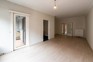 Instapklaar appartement gelegen op de 1ste verdieping in het centrum van Zwijndrecht! Indeling als volgt: inkomhal; woonkamer op laminaatvloer en met veel lichtinval en een ingerichte keuken met kasten en toestellen (o.a. spoelbak, elektrisch vuur, dampkap en oven); 2 slaapkamers op laminaatvloer (12m² - 7,5m²); badkamer met douchcabine; lavabomeubel en toilet; terras voor- en achteraan. Algemene onkosten: 120€ (water, verwarming en elektriciteit gemene delen). In nabijheid van winkels, openbaar vervoer en aansluiting E17! EPC = 306 kWh/m². Onmiddellijk beschikbaar!