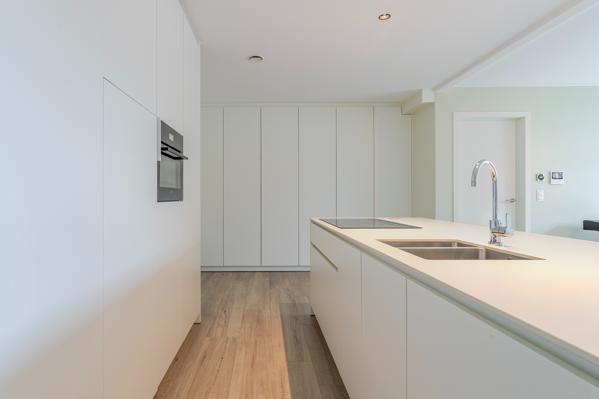 Groot (140m²) gelijkvloers appartement met praktijkruimte, 2 (mog. 3) slaapkamers en ruim terras/koer - foto 3