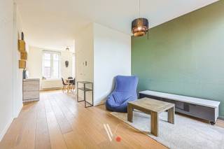 Dit prachtig appartement, perfect gelegen in het hart van Izegem, is ideaal als opbrengsteigendom of voor eigen bewoning.<br />Recentelijk volledig gerenoveerd, biedt het alle comfort dat je zoekt. <strong>Bovendien zijn er zonnepanelen aanwezig. </strong><br />Met een EPC-label B en conforme elektriciteit ben je verzekerd van een energiezuinige en instapklare thuis.<br /><br />Bij het binnenkomen kom je in de inkomhal, van waaruit je via de trap naar de eerste verdieping gaat. Hier vind je een gezellige eetplaats, een ruime leefruimte, een moderne keuken en een stijlvolle badkamer. Vanuit de keuken heb je toegang tot het ruime en zonnige terras, perfect voor ontspanning of een gezellige BBQ.<br /><br />Op de tweede verdieping bevinden zich twee comfortabele slaapkamers, ideaal voor een gezin of als werkruimte.<br /><br />Heb je interesse in deze unieke kans? Grijp dan nu je kans en contacteer Brecht. 