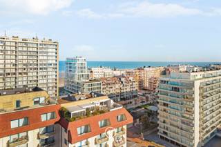 Au cœur de la Franslaan, à quelques pas de la plage et de la rue commerçante animée, se trouve cet appartement exceptionnellement spacieux. Un bien où la vie intérieure et la vie en plein air se fondent harmonieusement et où chaque pièce a été conçue pour profiter en tout confort de la vie en bord de mer.<br /><br />D'une surface habitable de 187 m², l'appartement offre de spacieux espaces de vie baignés de lumière naturelle. L'espace de vie ouvert constitue le cœur de la demeure et s'ouvre sur une impressionnante terrasse de pas moins de 110 m². Un atout rare à Nieuwpoort-Bad.<br /><br />Entièrement rénové en 2013, ce bien allie des finitions intemporelles au confort de vie contemporain. L’appartement dispose en outre de trois chambres à coucher à part entière et de deux salles de bains, ce qui en fait un lieu idéal pour une résidence secondaire spacieuse ou une résidence principale confortable en bord de mer.<br /><br />Un lieu où la proximité de la mer, les volumes généreux et la terrasse exceptionnelle se conjuguent pour offrir une expérience de vie unique.